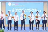 Lãnh đạo 6 Công ty điện lực mới được thành lập trên cơ sở sáp nhập các đơn vị hành chính nhận Quyết định do lãnh đạo EVNCPC trao tại buổi lễ. (Ảnh: ĐÌNH TĂNG)