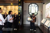 Du khách tìm hiểu giai thoại "Tri âm cao sơn lưu thủy" Bá Nha-Tử Kỳ.
