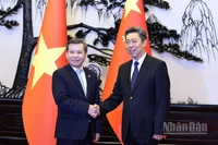 Đồng chí Lê Minh Trí bắt tay đồng chí Trần Văn Thanh, Ủy viên Bộ Chính trị, Bí thư Trung ương Đảng, Bí thư Ủy ban Chính Pháp Trung ương.