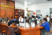 Giao dịch khách hàng tại Quỹ tín dụng nhân dân Tân Phúc (tỉnh Hưng Yên)