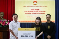 Ông Nguyễn Nguyễn Hải Nam, Phó chánh văn phòng Trung ương MTTQ Việt Nam, tiếp nhận khoản ủng hộ từ quỹ Binance Charity.