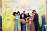 Các đại biểu thực hiện nghi thức công bố ra mắt mùi hương thương hiệu “Nhã” đánh dấu bước tiến trong hành trình nâng tầm trải nghiệm khách hàng của Vietnam Airlines.