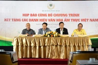 Các đại diện Ban tổ chức chương trình xét tặng Nghệ nhân Văn hóa Ẩm thực Việt Nam trao đổi tại họp báo.