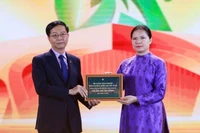 Tại lễ bế mạc Hội chợ mùa Thu lần thứ nhất - 2025, Petrovietnam đã trao ủng hộ đồng bào vùng lũ số tiền 100 tỷ đồng.