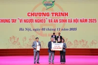 Phó Tổng Giám đốc Petrovietnam Đỗ Chí Thanh trao ủng hộ 10 tỷ đồng cho quỹ “Vì người nghèo” thành phố Hà Nội.