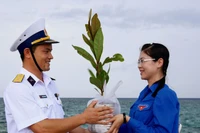 Mỗi cây xanh được trồng sẽ là một cột mốc niềm tin nơi đầu sóng ngọn gió.