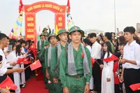 Các thanh niên ưu tú tại điểm giao quân số 2, Ban Chỉ huy Phòng thủ khu vực 1-Nguyệt Hóa, tỉnh Vĩnh Long lên đường nhập ngũ.
