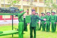 Hướng dẫn xếp đặt nội vụ vệ sinh cho chiến sĩ mới tại Đại đội 1, Tiểu đoàn 1, Trung đoàn 832. (Ảnh DUY ĐỨC)