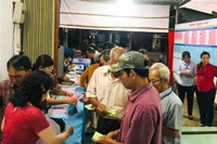 Cử tri phường Cái Vồn, tỉnh Vĩnh Long đi bầu rất sớm. 