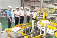 Lãnh đạo tỉnh Vĩnh Long thăm không khí sản xuất của doanh nghiệp ở Vĩnh Long.