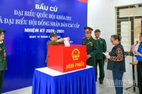 Quy trình hướng dẫn cử tri bỏ phiếu được thực hành nhằm bảo đảm đúng quy định trong ngày bầu cử.