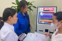 Đoàn thanh niên hỗ trợ người dân lấy số thứ tự tại Điểm Phục vụ hành chính công xã Thiên Lộc.