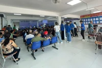 Đoàn thanh niên hỗ trợ người dân thực hiện thủ tục hành chính tại Điểm Phục vụ hành chính công xã Ô Diên.