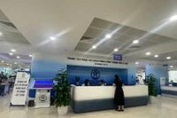 Người dân đến giải quyết thủ tục hành chính tại Trung tâm Phục vụ hành chính công thành phố Hà Nội, chi nhánh số 1. 