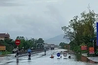 Quốc lộ đoạn qua bắc Quảng Trị bắt đầu bị ngập nước. (Ảnh: Hương Giang)