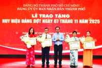 Ủy viên Trung ương Đảng, Chủ tịch Ủy ban nhân dân Thành phố Hồ Chí Minh Nguyễn Văn Được trao Huy hiệu Đảng đợt 7/11 tặng các đảng viên trên địa bàn.