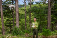 Cán bộ kiểm lâm Phạm Xuân Đảm điều khiển thiết bị flycam kiểm tra cháy rừng.