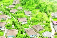 Thái Nguyên nỗ lực bảo tồn phong cách kiến trúc dân gian nhà sàn truyền thống tại các xóm, bản người Tày, Nùng. (Trong ảnh: Một góc bản nhà sàn Quốc Tuấn, xã Văn Lăng)