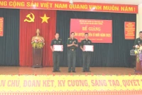 Đại tá Niê Ta, Chỉ huy trưởng Bộ Chỉ huy Quân sự tỉnh Đắk Lắk tặng quà cán bộ, chiến sĩ Tiểu đoàn Huấn luyện-Cơ động.