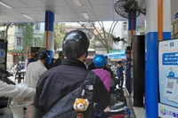 Người dân xếp hàng mua xăng tại cửa hàng trên phố Trần Hưng Đạo (Hà Nội). 