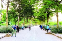 Người dân phường Thanh Liệt tham gia vệ sinh môi trường. (Ảnh NGHIÊM LIÊN)