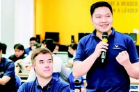 Tiến sĩ Lê Duy Dũng (người đứng) hướng dẫn, đào tạo về công nghệ trí tuệ nhân tạo cho đội ngũ giáo viên tin học của hệ thống trường VinSchool.