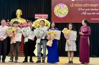 Nhà văn Trịnh Bích Ngân - Chủ tịch Hội Nhà văn Thành phố Hồ Chí Minh (bên phải) và lãnh đạo Sở Văn hóa và Thể thao thành phố trao Giải thưởng văn học năm 2025 đến các tác giả đoạt giải.