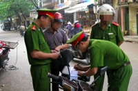 Trưởng Công an xã được phạt đến 50% mức tiền phạt tối đa, tịch thu phương tiện vi phạm hành chính