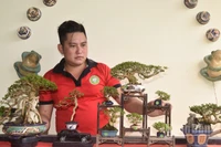 anh Bình với các cây kiểng bonsai nhỏ và siêu nhỏ.