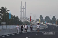 Người dân tập thể dục trên đường dẫn vào cầu.