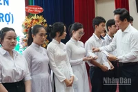 Lãnh đạo tỉnh Đồng Tháp trao học bổng cho các em học sinh trên địa bàn tỉnh.