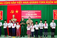 Ban Chỉ huy Bộ đội Biên phòng thành phố Cần Thơ phối hợp Hội Khuyến học thành phố tổ chức Lễ trao học bổng cho các em học sinh trên địa bàn khu vực biên giới biển.