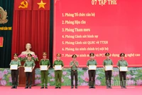 Giám đốc Công an thành phố Cần Thơ trao khen thưởng các tập thể, cá nhân có thành tích xuất sắc trong công tác.