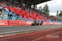 Các tay đua tranh tài trên các cung đường đua tại Sân vận động thành phố Cần Thơ.