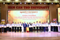 Nhà trường khen thưởng sinh viên có thành tích học tập loại xuất sắc và rèn luyện loại tốt trở lên, năm học 2024-2025.