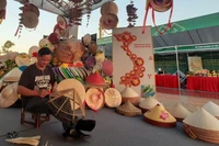 Những sản phẩm làng nghề truyền thống của xã Thanh Oai tại triển lãm.