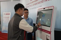 Người dân thực hiện thủ tục hành chính tại Kiosk thông minh.