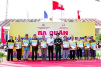 Lãnh đạo Bộ đội Biên phòng thành phố Cần Thơ và Bệnh viện Đa khoa Hòa Hảo - Medic Cần Thơ tặng quà cho các hộ gia đình chính sách.