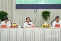 Đồng chí Trần Đức Thắng, Ủy viên Bộ Chính trị, Bộ trưởng Nông nghiệp và Môi trường (ngồi giữa) chủ trì hội nghị.