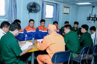 Đại diện Tàu SAR 413 và Bộ đội Biên phòng thành phố Cần Thơ đang làm các thủ tục bàn giao 4 thuyền viên.