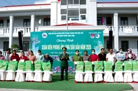 Đại tá Hà Huy Trường, Phó Chính ủy Bộ đội Biên phòng thành phố Cần Thơ tặng quà cho các hộ gia đình có hoàn cảnh khó khăn tại chương trình.