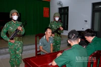 Tổ công tác đồn Biên phòng Vĩnh Châu lấy lời khai đối tượng Diệp Kết.