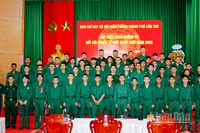 Chiến sĩ mới nhập ngũ chụp ảnh lưu niệm với thủ trưởng Ban chỉ huy Bộ đội Biên phòng thành phố Cần Thơ tại buổi gặp mặt giao nhiệm vụ.