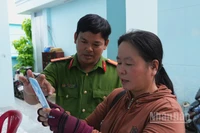 Công an xã Tân Phước 3 (tỉnh Đồng Tháp) hướng dẫn người dân đăng ký tài khoản định danh điện tử VNeID.