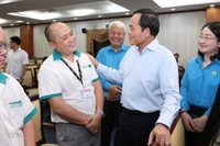 Ủy viên Bộ Chính trị, Bí thư Thành ủy Thành phố Hồ Chí Minh Trần Lưu Quang thăm hỏi cuộc sống, công việc của người lao động tại buổi lễ.