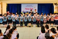 Các em học sinh trường tiểu học thị trấn Diên Khánh 1 nhận những chiếc ba lô mới. (Ảnh: PV)