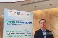 Ông Dennis Quennet, Giám đốc Phát triển kinh tế bền vững, Tổ chức Hợp tác quốc tế Cộng hòa Liên bang Đức (GIZ) chia sẻ về chuyển đổi kép. (Ảnh: HNV)