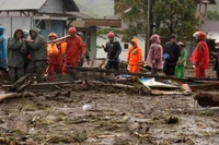 Indonesia khẩn trương triển khai công tác cứu hộ sau lũ. (Ảnh: THX)