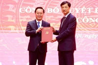 Bí thư Thành ủy Hà Nội Nguyễn Duy Ngọc trao quyết định cho đồng chí Nguyễn Đức Trung.