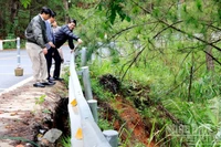 Phó Chủ tịch Ủy ban nhân dân tỉnh Lâm Đồng Nguyễn Hồng Hải đến kiểm tra hiện trường và chỉ đạo xử lý điểm sạt trượt trên đường đèo Mimosa.